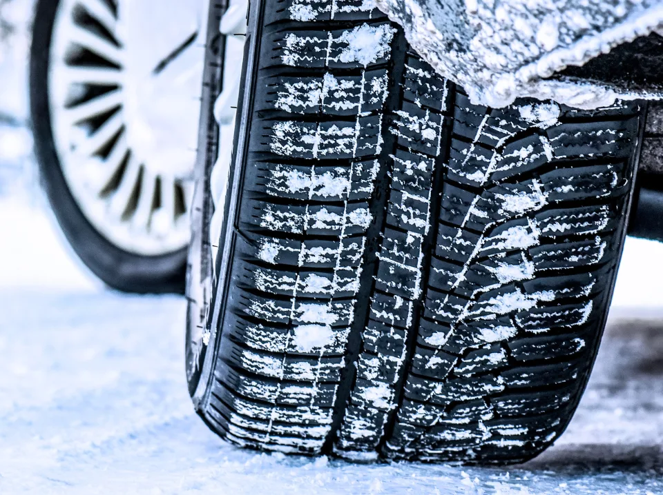 GHID COMPLET: Diferențele dintre Anvelopele de Vară, Iarnă și All Season cauciuc iarna
